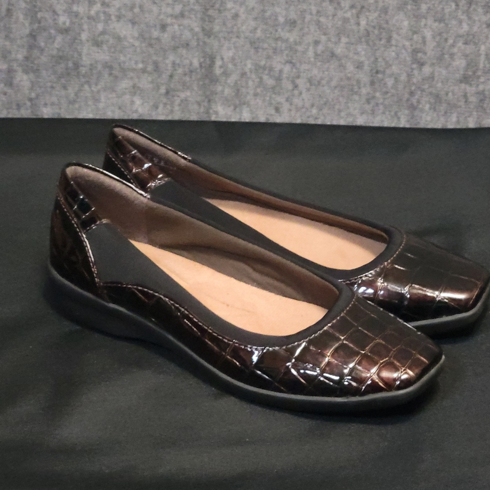 Clarks Collection Soft Cushion Alligator Print Slip On Size 6.5 Flats Loafers - Picture 2 of 10